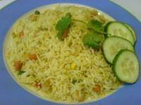 Kemudian tumbuk kunyit, 2 ulas bawang putih serta garam secukupnya. Nasi Goreng Kunyit Myresipi