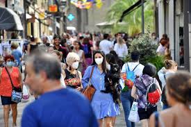 The term is especially used for the confinement of enemy citizens in wartime or of terrorism suspects. Confinement Couvre Feu Port Du Masque Les Restrictions Font Leur Grand Retour En France Paris 75000