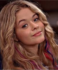 never getting over how bad josh fumbled her #geekcharming #amyloubalu  #prettylittleliars #pll #sashapieterse (original content)