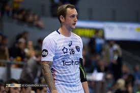 Les Sportifs Sont Solidaires A L Image Du Handballeur Valentin Porte Un Des Joueurs Vedettes Du Mhb Qui Va S Installer Aux Handballeur Joueur Maillot