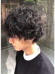 2021年春 メンズ ミディアムの髪型 ヘアアレンジ 人気順 ホットペッパービューティー ヘアスタイル ヘアカタログ ツイスト スパイラル パーマ ツイストパーマ 髪型 メンズ パーマ
