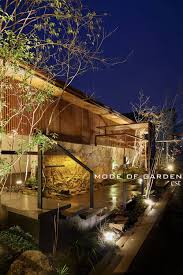 こちらの施工作品は lixilエクステリアコンテスト2018 ファサード部門において金賞を受賞致しました 温泉旅館のような高級感のあるファサード 建物の縦格子を生かしたフレームや重厚感のある石積が目をひき 足元の石板下には水が流れるなど 五感を楽しませてくれる