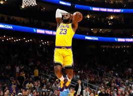 Lebron james throws down reverse dunk just after halftime buzzer. Lebron Out Here Dunking Like He S 25 Again Cleveland Com