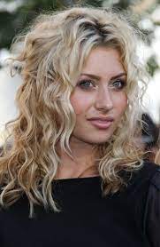 Cool Modern Curly Wavy Hairstyle With Layers Har Og Skjonnhet Skjonnheter Har