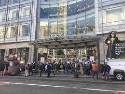 Jun 03, 2021 · economía cómo será la tienda comercial con el estilo de bloomingdale's o macy's que abrirá en la calle florida tendrá dos plantas, 80 espacios con costos de alquiler bajos para las marcas. Iuoe39 Members Fight In Middle Of A Pandemic Sf Strike Rally For Striking Macy Workers Indybay