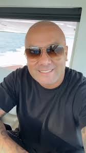 Ya salió el álbum “EL SOBREVIVIENTE WWW” de @wisin. Él cantante habló con  @lechero sobre crear arte con intención y apoyar a los artistas emergentes.  Escucha más de tus artistas favoritos en