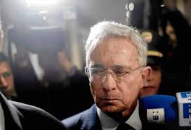 La verdad es que álvaro uribe nunca se reunió o tuvo relación personal alguna con salvatore mancuso o cualquiera otro integrante de las auc. Centro Democratico Dice Que Uribe Fue Nemesis De Paramilitares Y Que Ee Uu Lo Sabe