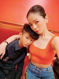 Hai sáng tác đầu tiên ra đi khi trời vừa sáng và hò leo núi đều có không khí hào hùng, tươi trẻ. Chan Dung Con Trai Lá»‡ Quyen Hoang Tá»­ Kin Tiáº¿ng Bá»' Máº¹ Giau NhÆ°ng á»Ÿ TrÆ°á»ng Khong Ai Quan Tam