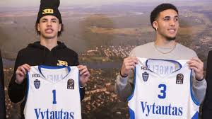 It's not hard to find the ball family estate in chino hills. Basketballer Liangelo Und Lamelo Ball In Litauen Sport Sz De