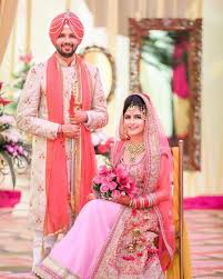 8 166 Likes 23 Comments Punjabi Couples Punjabi Coupless On Instagra Indian Wedding Couple Photography Indian Wedding Couple Punjabi Wedding Couple