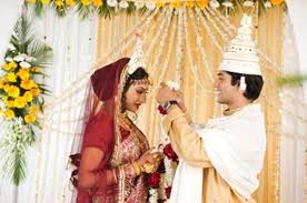 Mala Badal A Bengali Wedding Ritual Where Bride And Groom Exchange Garlands Indicating Their Acceptance Wedding India Wedding Bengali Bride Desi Wedding