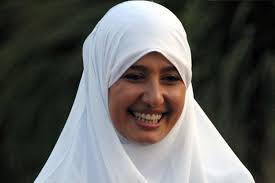 نشرت الممثلة المصرية حلا شيحة، يوم السبت، سلسلة تغريدات على موقع التواصل الاجتماعي تويتر ردت فيها على منتقديها بعد نزعها الحجاب. Ø­Ù„Ø§ Ø´ÙŠØ­Ø© ØªÙ†Ø´Ø± ØµÙˆØ±Ø© Ø§Ø¨Ù†ØªÙ‡Ø§ Ø¨Ø§Ù„Ø­Ø¬Ø§Ø¨ Ù„Ø£ÙˆÙ„ Ù…Ø±Ø© Ø§Ù„Ø´Ø±Ù‚ÙŠØ© ØªÙˆØ¯Ø§ÙŠ