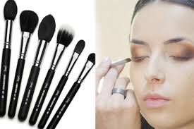 11 diffe kinds of makeup brushes