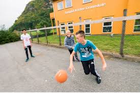 Lyngdal ungdomsskole ligger i lyngdal sentrum, alleen. Lyngdal Kristne Grunnskole