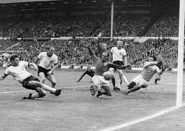 Juli 1966 aber war an das „falkenauge noch nicht zu denken. Wembley Tor Wm 1966 Der Ball War Nicht Drin Der Spiegel