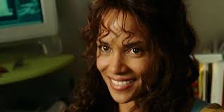 Catwoman: 10 Things About Selina Kyle That Are Unique To The 2004 Film