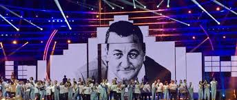 Pourquoi tous les ans les enfoirés s'obstinent à faire une nouvelle chanson alors qu'ils pourraient juste remettre la chanson des restos et tout le monde serait content parce que tout le monde l'adore ??? Enfoires 2019 Pour Ses 30 Ans La Troupe Mise Sur L Humour Le Point