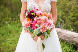 Discover the seven most popular types of wedding bouquet styles for all wedding themes, from round wedding bouquets to posy bouquets and when planning the floral design for your wedding day, you'll have plenty of choices to make! Diy Flowers