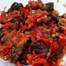 Sajian ini dibuat dari daging sapi yang diiris tipis lalu digoreng hingga kering dan disiram dengan sambal balado cabe merah di atasnya. Cara Membuat Dendeng Balado Asli Padang Kuliner Indonesia Dendeng Masakan Indonesia Daging Sapi