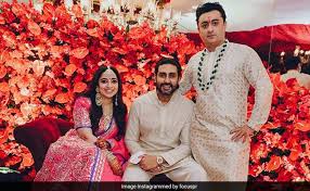 Actually, abhishek bachchan was hospitalized due to a hand injury. Viral Pic Of Abhishek Bachchan At Jp Dutta S Daughter Nidhi S Engagement