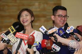 林佳龍扛競總主委 助 quot 台灣女兒 quot 洪慈庸拚連任. æ´ªæ…ˆåº¸æœ‰äº† åœ‹æ…¶æ—¥å‰7åˆ†é˜è‡‰æ›¸å…¬å¸ƒæ‡·å­•å–œè¨Š
