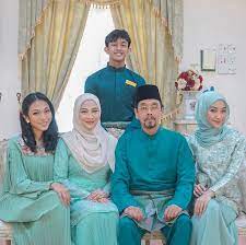 Bagi seorang artis, keputusan mengucapkan selamat tinggal kepada dunia glamor bukan satu perkara mudah untuk dilakukan. Biodata Instafamous Fala Zainal Kakak Penyanyi Ismail Izzani Iluminasi