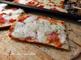 Ho messo il pancarrè in due teglie monoporzione in ceramica, l'ho spennellato col latte per ammorbidirlo. Pizza Di Pancarre