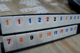 Se colocan todas las fichas boca abajo y se barajan. Rummikub Rummy Como Jugar Al Rummikub Instrucciones