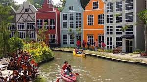 Dengan suasana eropa, memandang menara eiffel tiruan dari jauh terasa menara eiffle sungguhan. 2021 Harga Tiket Masuk Devoyage Bogor Wahananya