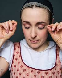 Ich bin beruhigt und erleichtert, dass es gut gelaufen ist, gratuliere  meinen Kolleg:innen und nehme mir in meiner Garderobe ein paar Minuten  Zeit, um in Ruhe wieder zu mir zu finden.“ Mack