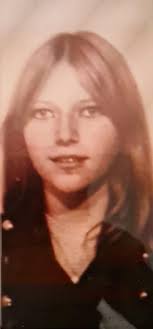Hallo everyone!!! Hier is the mom from my husband! I never met her she is  gone when my husband was 13 years old.. a wild like to see this picture  clear ,