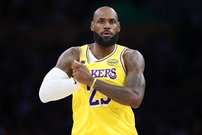 LeBron James, Lig Tarihinin En Büyük Maaş Kesintisine İmza Attı