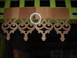 Rumah gadang atau rumah godang adalah nama untuk rumah adat tradisional minangkabau ciri khas bentuk atap gonjong ini selalu ada di setiap rumah khas minangkabau, bahkan pada rumah tapak tiang dialasi dengan batu sandi. Cucur Atap Seni Ukiran Kayu Terengganu