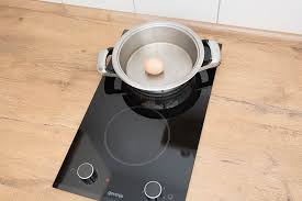 Die zeiten in den tabellen gelten nur dann, wenn das wasser im topf bereits kocht. Eier Weich Oder Hart Kochen Ohne Eierkocher Nimm Den Topfdeckel