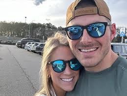 Lindsey Hansen's Instagram, Twitter & Facebook