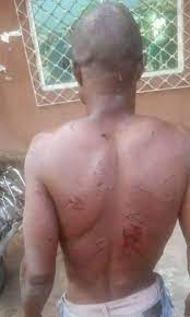 Fotunan yarinyar da tasaci waya akasuwa antube mata kaya / yinwa tafara saka matasa tare titina sunayin kwace yakamata gwamnati taduba lamarin tasaka ido akai fotunan yarinyar da tasaci waya akasuwa antube ma. Hotunan Yadda Matashi Ya Sha Dan Karen Duka Bayan Ya Yi Wa Karamar Yarinya Fyade A Chochi