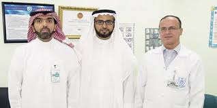 طبية جامعة الملك سعود تستأصل ورم ا ليفي ا من صدر أربعيني