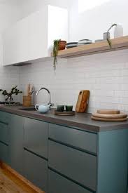 Il soggiorno con cucina a vista deve essere pratica ma con un occhio di riguardo all'estetica: Le Mensole A Vista In Cucina Belle Ma Anche Funzionali Arredamento Cucina Vintage Interni Della Cucina Idee Cucina Ikea