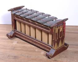 Seorang pengrajin alat musik gamelan pada tahap ini harus mempersiapkan kowi. 15 Alat Musik Gamelan Jawa Beserta Gambar Dan Penjelasannya