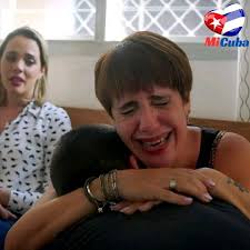 Caballero jamasss he visto servir una bola tan grande de helado en el  Coppelia ,o es una nueva oferta de mega bolas que hay o habia inspeccion  ese dia o yo no