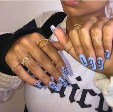 (el año pasado / pasar las vacaciones. Unas Acrilicas Con Letras Cholas