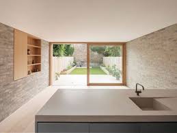 Les Proprietaires De Cette Maison Londonienne Souhaitaient Agrandir Leur Espace De Vie Et Ameliorer La Co Amenagement Interieur Maison Maison Renovation Maison