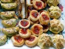 Senza stampi, con 1 rotolo di sfoglia rettangolare e un coltello! Pizzette Di Pasta Sfoglia Con Le Acciughe Insalata Mista