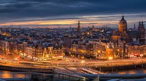 W mieście na każdym kroku natknąć można się na tęczowe flagi, a walka z dyskryminacją osób lgbt należy do jednego z priorytetów władz miejskich. Amsterdam Holandia Noc Domy Europa