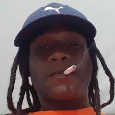 Tim in teacher mode: Guardian Media cameraman, Timothy Chasteau, shows  young residents of Beetham Gardens how far his camera can zoom. They were  amazed at its capabilities. [Image by CARISA LEE]