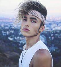 Joli Modele Minet Au Yeux Bleus Tres Looke Long Hair Styles Men Bandana Hairstyles Mens Hairstyles