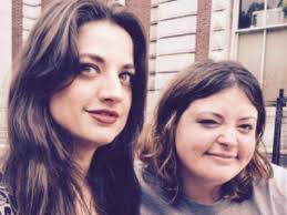 Deux sœurs séparées à la naissance se rencontrent 30 ans plus tard