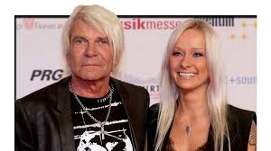 Vor allem seine lebengefährtin habe ihm wieder auf die beine geholfen. Schlager Matthias Reim Zum Siebten Mal Vater Chr Matthias Reim Shotoe