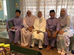 Meski masih dalam masa pandemi, hal tersebut tidak mengurangi sukacita kaum muslim seluruh dunia akan dalam menyambutnya. Zuraida Kamaruddin Ø¯Ø± ØªÙˆÛŒÛŒØªØ± Tradisi Salam Bermaafan Di Pagi 1 Syawal Bersama Ahli Keluarga Semoga Kita Semua Sentiasa Bergembira Dan Bermaafan Di Bulan Yang Mulia Ini Eidmubarak Https T Co U36qyenl0j