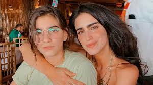 Mi poder es el amor aquí la cosa es pasarla bien sonríe. Barbara De Regil Deja Que Su Hija Adolescente Se Perfore El Ombligo Soy Carmin